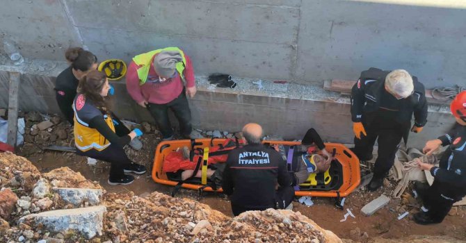 Toprak zemin kaydı, 3 metreden düşüp yaralanan inşaat işçisini ekipler kurtardı