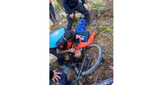 Bisiklet sürücüsü 10 metrelik şarampole yuvarlandı