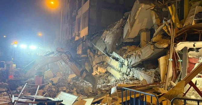 Kontrollü yıkımda çöken binada canlı izine rastlanmadı
