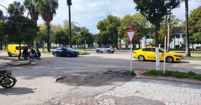 Belediyenin çakıl dökerek kapatmaya çalıştığı çukura takılan kadın hastanelik oldu