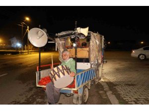 Ramazan davulcusundan hem geleneksel hem teknolojik yöntem