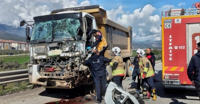 Tırla çarpışan kamyonun sürücüsü yaralandı
