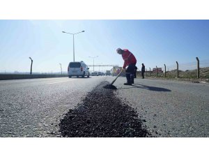 Kahramanmaraş’ta deforme olan yollar sıcak asfaltla tamir ediliyor