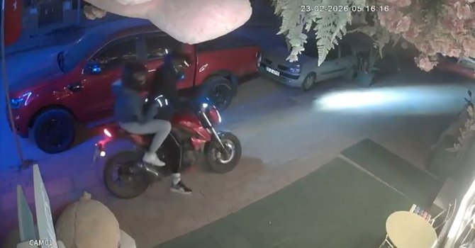 Dükkanın önündeki oyuncak ayıyı çaldılar