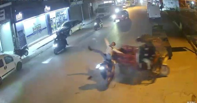 Adana’da 2 motosiklet çarpıştı... Kaza anı kamerada