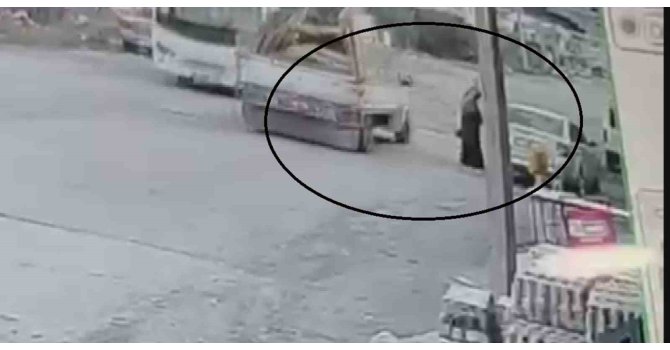 Seyir halindeki pikabın açılan kapağı kadının kafasına çarptı... O anlar kamerada