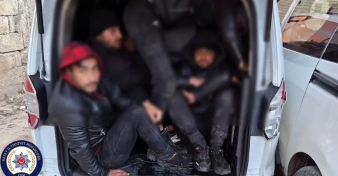 Göçmenleri tıka basa taşırken yakayı ele veren insan kaçakçısı tutuklandı