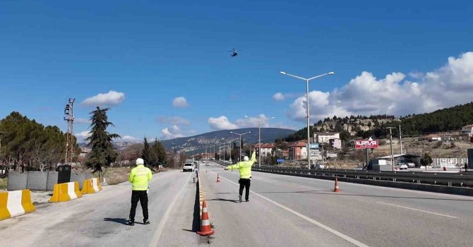 Burdur’da helikopter destekli trafik denetimi: 125 araç ve sürücüsü kontrol edildi