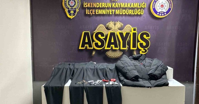 Mağazada ürünlerin alarmlarını tornavida ile sökerken yakalandı