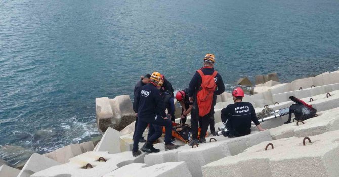 Balık tutmak için gittiği dalga kıranda düşerek mahsur kaldı