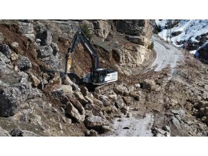 Kahramanmaraş’ta yol açma ve onarım çalışmaları sürüyor