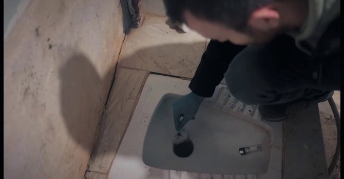 Hatay’da tuvalet deliğinde zulalanan uyuşturucuyu polis buldu