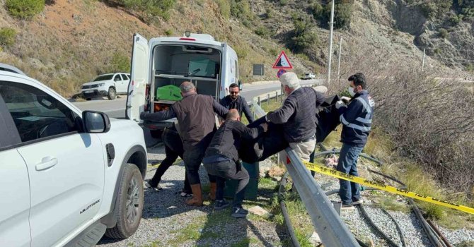 Yol kenarında ölü bulunan kadının kocası ile oğlu tutuklandı