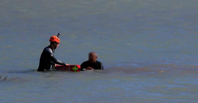 Antalya’da arkadaşlarına kızan belediye çalışanının eylemine can simitli müdahale
