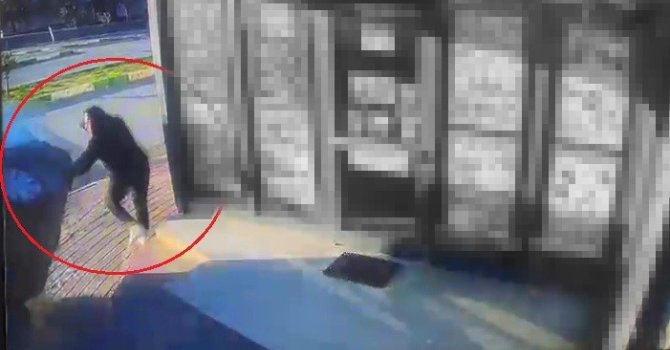 Oturduğu yerde aracın altında kalmaktan saniyelerle ile kurtuldu, o anlar güvenlik kamerasına yansıdı