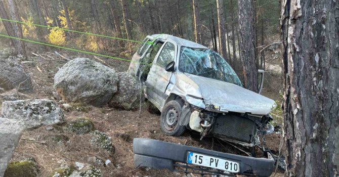 Burdur’da araç şarampole devrildi: 3 yaralı
