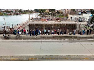 Baraj kapakları açıldı, onlarca balıkçı nehre akın etti