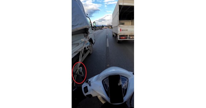 Kamyonetten sarkan ipe dolanan motosikletli ölümle burun buruna geldi