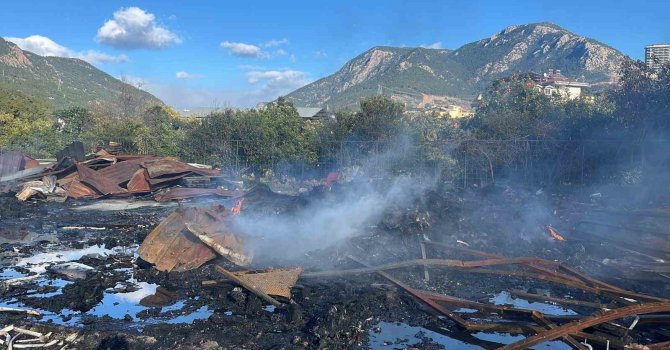 Alanya’da depo yakınındaki yangın korkuttu