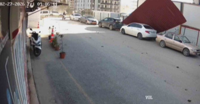 Fırtınanın yerinde söktüğü sac çatı park halindeki 2 aracın üzerine uçtu