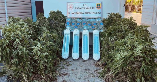 Antalya’da 23,9 kilo uyuşturucu madde ele geçirildi