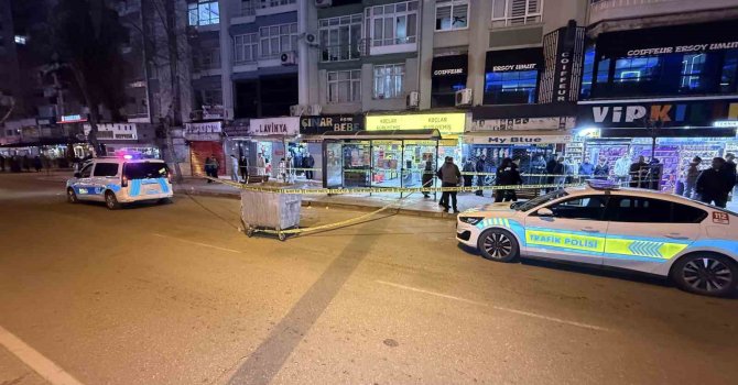 Otobüs beklerken husumetlisi tarafından tabancayla vuruldu