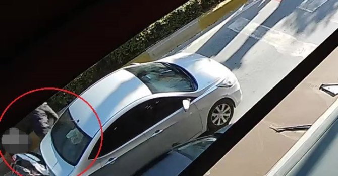 Yayaya yol vermek için duran otomobile arkadan çarptı o anlar güvenlik kamerasında