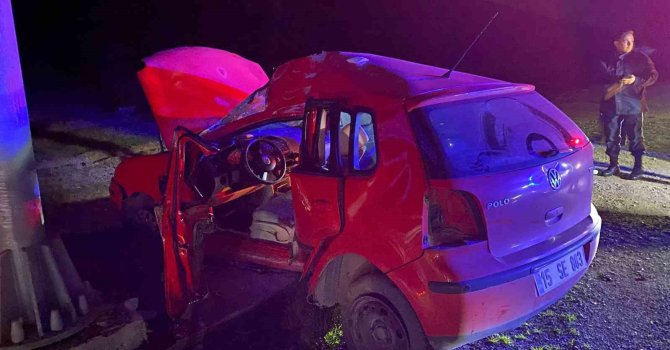 Burdur’da kontrolden çıkan otomobil levhaya çarptı: 1 yaralı