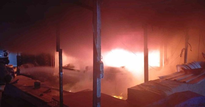 Antakya’da iş yeri alevlere teslim oldu