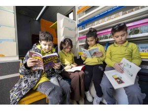 Mersin’de çocuklar tiyatro ve Kitobüs ile buluştu