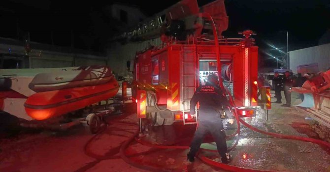 Antalya’da tekne imalathanesinde yangın