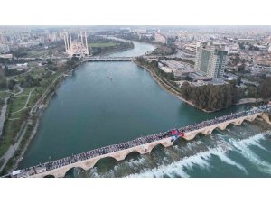 Yüreğir Belediyesi tarihi Taşköprü’de halk iftarı düzenledi