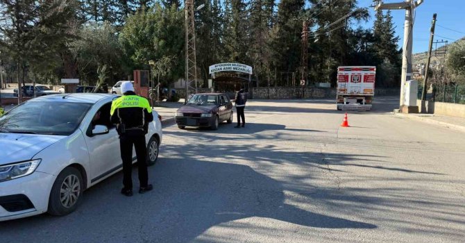 Kozan’da 10 araç ve 4 motosiklet trafikten men edildi