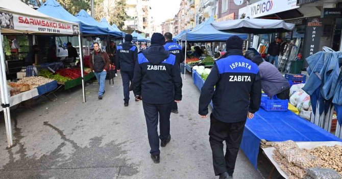 Isparta’da zabıtadan pazarda fiyat etiketi, terazi kontrolü ve pazar düzeni denetimi