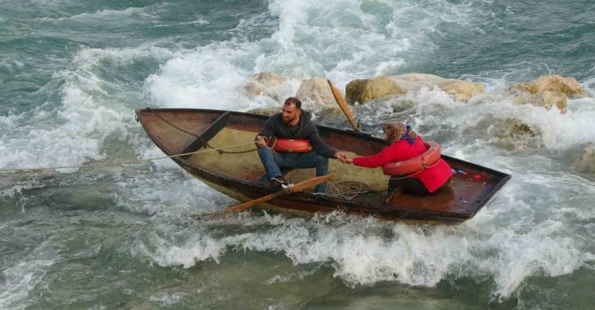 Seyhan Nehri’nde can pazarı: Ele ele tutuşup yardım beklediler