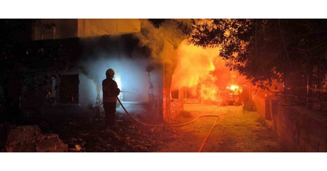 Samandağ’da metruk ev yangını