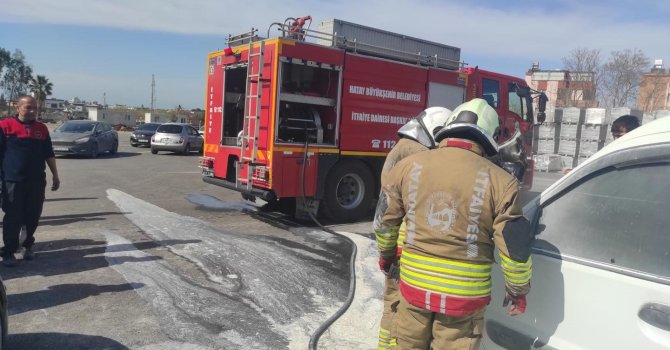 Arsuz’da araç yangını