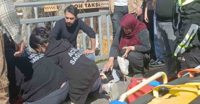 Kaza haberini alıp geldi, kızının elini tutup başını okşayarak teselli etti