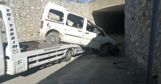 Isparta’da kontrolden çıkan araç köprüden uçtu: 1’i ağır 3 yaralı