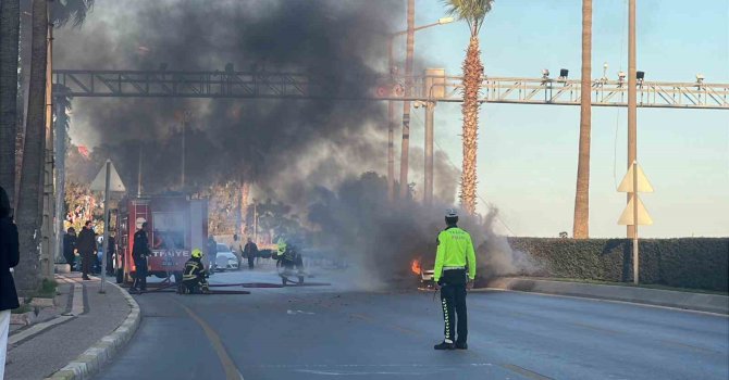 Seyir halindeki otomobil alev alev yandı: 2 kişi son anda kurtuldu