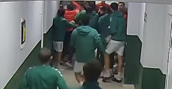 Maç öncesi ortalık karıştı: Futbolcular kramponlarla darbedildi