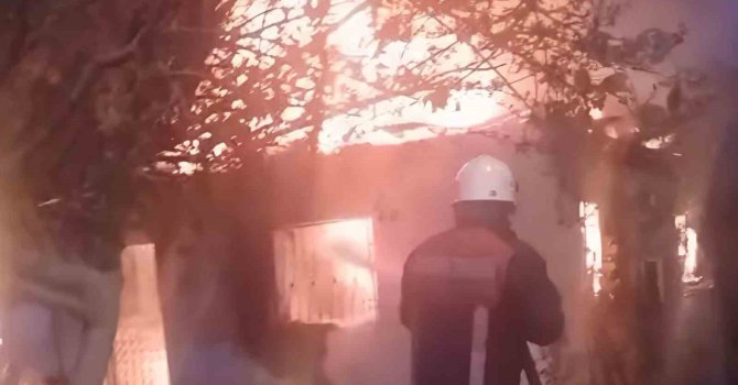Sobadan çıkan yangın evi kül etti