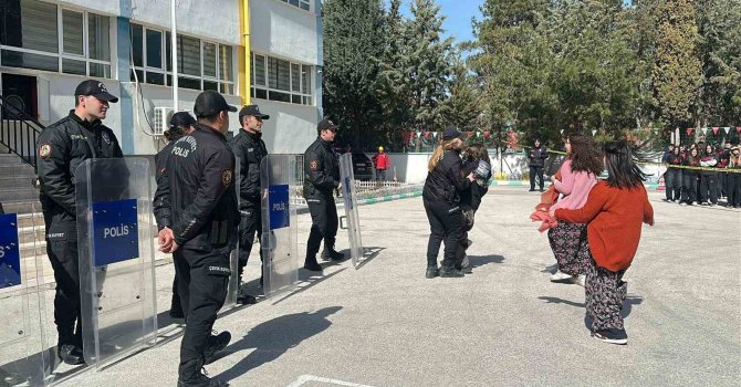 Burdur’da gerçeğini aratmayan deprem tatbikatı