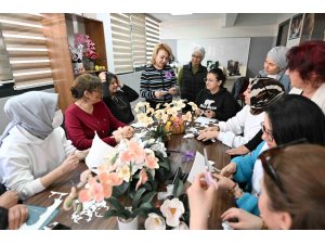 Mersin’de kadınlar yapay çiçek kursuyla üretip kazanıyor