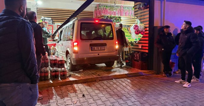 Ehliyetsiz sürücü önce kaza yaptı, ardından markete girdi