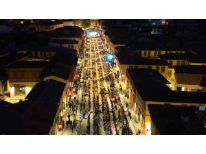 Depremde yerle bir olan Kemalpaşa Caddesi iftar sofrasıyla yeniden hayat buldu