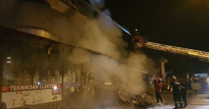 Elektrik malzemesi satan iş yerindeki yangın mahalleliyi sokağa döktü