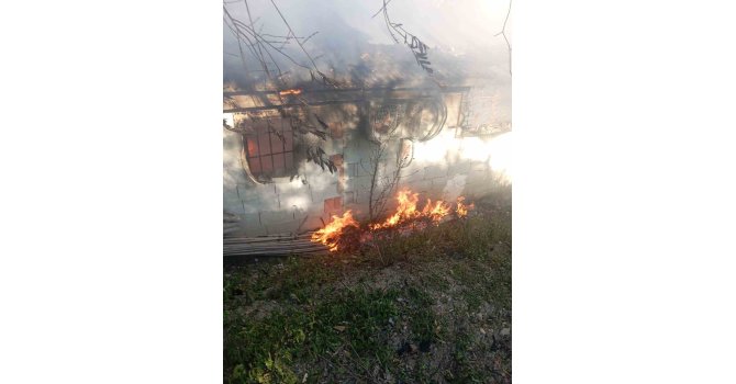 Antakya’da müstakil ev alevlere teslim oldu