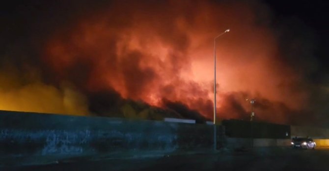 Kadirli OSB’de tavuk fabrikasında çıkan yangın sabaha karşı söndürüldü