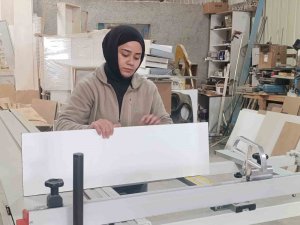 Hem üniversite okuyor hem mobilya atölyesinde çalışıyor
